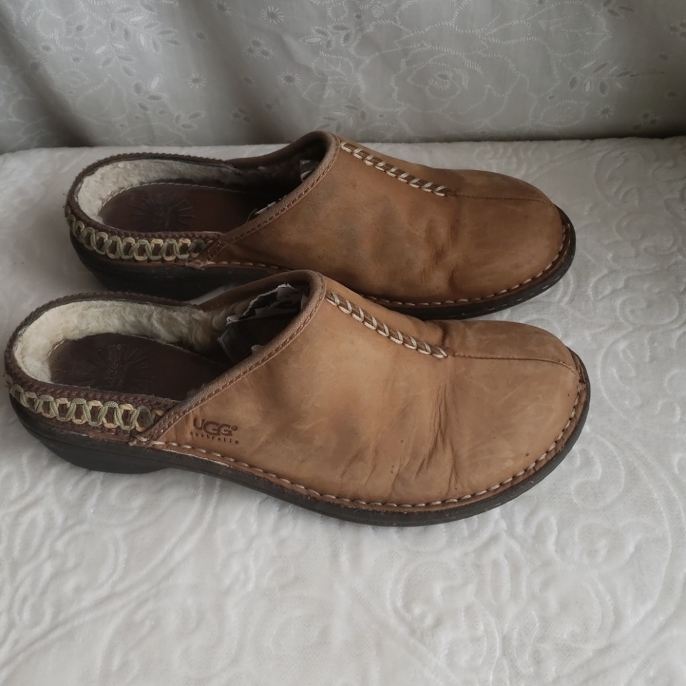 UGG WOMEN'S SHOES, SIZE 8 !!!